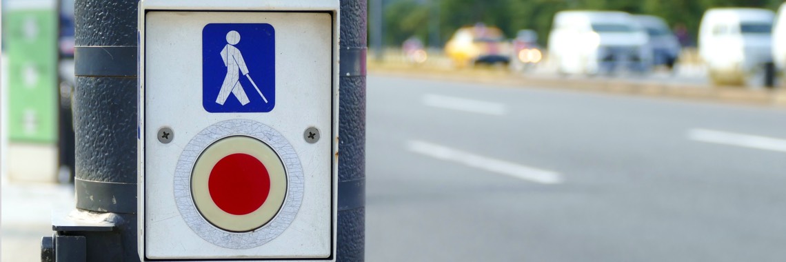 Detalle de un botón para personas no videntes ubicado en un semáforo