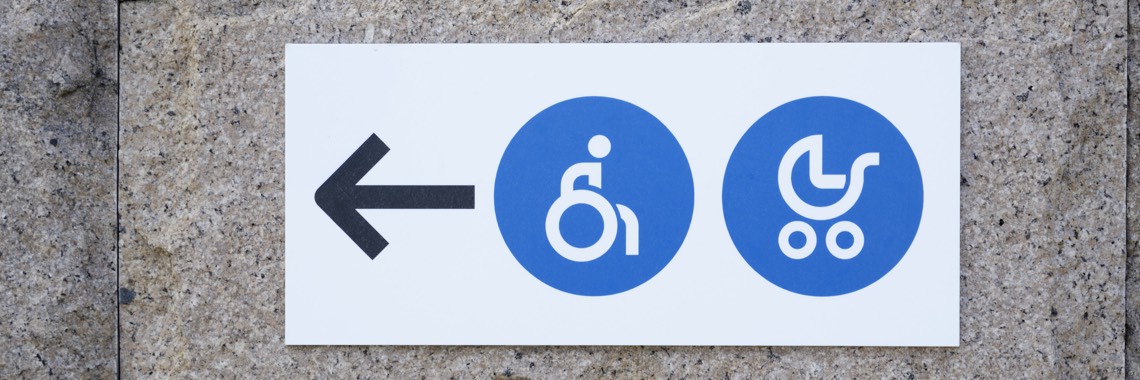 Rótulo que indica una rampa apta para personas en sillas de ruedas y para coches de bebé